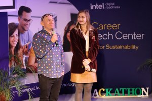 Elegancko ubrani mężczyzna i kobieta mówiący do mikrofonu
