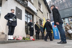 Posterunek honorowy przy tablicy pamiątkowej na fasadzie domu Jana Radtkego - pierwszego wójta Gdyni. Kwiaty składa Adam Labuhn - asystent senatora Sławomira Rybickiego// fot. Kamil Złoch