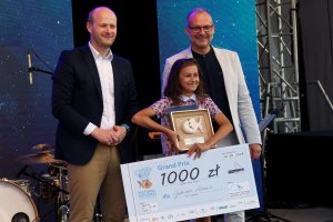 Laureatka Nagrody Głównej Gabriela Łukasik wraz z wiceprezydentami Gdyni, Bartoszem Bartoszewiczem i Michałem Guciem / fot. Aleksander Trafas