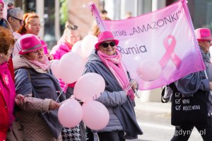 Uczestniczki Marszu Różowej Wstążki na ul. Świętojańskiej 