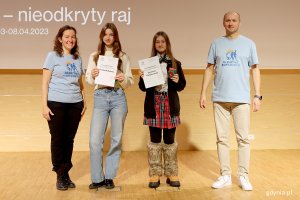 Błękitne Horyzonty 2025 w PPNT w Gdyni. Na zdjęciu od lewej: Alicja Jank z SP nr 26,Laureatka konkursu, laureatki III miejsca w konkursie foto: Emilia Kołodziej i Zuzanna Gołębiowska z II LO Gdynia, Marcin Jank z II LO w Gdyni, (fot. Katarzyna Balcerzak)