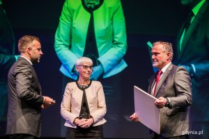 Prezydent Wojciech Szczurek i przewodnicząca Rady Miasta Gdyni Joanna Zielińska wręczają nagrodę "Czas Gdyni" Maciejowi Wyszyńskiemu z firmy Prestige Estates // fot. Karol Stańczak