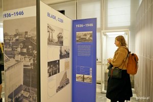 Jedna z uczestniczek wernisażu przyglądająca się wystawie &bdquo;Gdynia x 10&rdquo; (