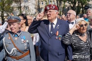 Salutujący przedstawiciele Związku Piłsudczyków RP TPJP Okręgu Pomorskiego w Gdyni i Związku Sybiraków