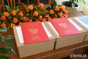 Jubilaci otrzymali kwiaty, listy gratulacyjne oraz drobne upominki (fot. Magdalena Starnawska)