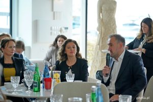 Od prawej: wiceprezydent Gdyni Tomasz Augustyniak oraz Dominika Zabrocka i Anna Błaszczyk z Biura ds. Wydarzeń Miejskich podczas posiedzenia Gdyńskiej Rady Dialogu Gospodarczego 