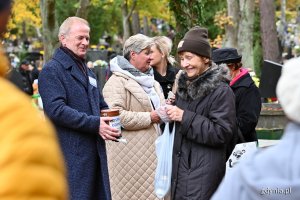 Senator Sławomir Rybicki i radna Gdyni Elżbieta Raczyńska (pierwszy i druga od lewej) podczas kwesty na Cmentarzu Witomińskim