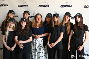 Na zdjęciu prezydent Gdyni Aleksandra Kosiorek wraz z wokalistkami z zespołu „Kropki” (fot. Magdalena Starnawska)