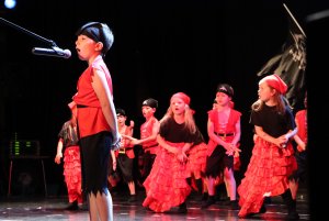grupa dzieci na scenie przebranych za piratów