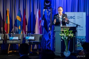 Wicemarszałek województwa pomorskiego Marcin Skwierawski. Konferencja generalna Związku Miast Bałtyckich w Słupsku, 5 listopada (fot. Kamil Złoch)