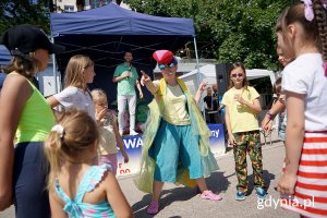 ludzie bawią się na festynie
