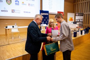 Tadeusz Palmowski wręcza nagrody finaliście Konkursu Wiedzy o Gdyni / fot. Uniwersytet WSB Merito Gdynia