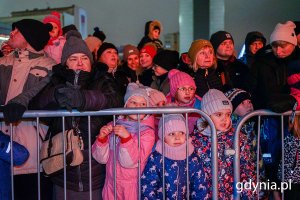 Najmłodsi gdynianie wraz z rodzicami i opiekunami podczas zabawy mikołajkowej na placu Grunwaldzkim