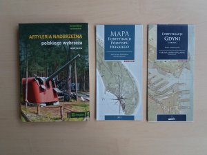 Książki i materiały, które znajdują się w Miejskiej Informacji Turystycznej // fot. facebook.com/informacjaturystycznagdynia