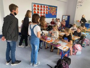 #Akcja-rekacja w ZSP 2, na zdjęciu zajęcia "starszaków" z młodszymi uczniami // fot. ZSP nr 2