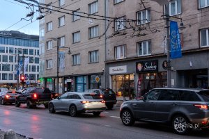 Wzdłuż ulicy Świętojańskiej powiewają okolicznościowe flagi 