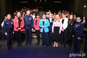 Na zdjęciu (od lewej): pełnomocnik ds. Ochrony Praw Człowieka Komendy Wojewódzkiej Policji w Gdańsku mł. insp. Hanna Kowalewicz, wicewojewoda Anna Olkowska-Jacyno,  Komendant Wojewódzki Policji w Gdańsku insp. Bogusław Ziem, prezydent Gdyni Aleksandra Kosiorek, radna Gdyni Agnieszka Tokarska, prezes Szpitali Pomorskich Jolanta Sobierańska-Grenda, prezes Sądu Rejonowego w Gdyni Monika Selin, Komenda Miejska Policji w Gdyni mł. insp. Beata Nienadowska (fot. Magdalena Starnawska)