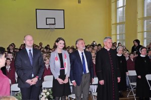 Prezydent Wojciech Szczurek, wiceprezydent Katarzyna Gruszecka-Spychała i wiceprezydent Bartosz Bartoszewicz na oficjalnym otwarciu Katolickiej Szkoły Podstawowej