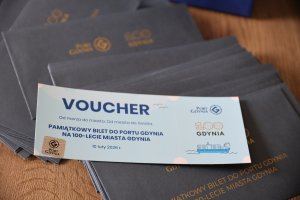 Prezes Zarządu sp&oacute;łki Zarząd Morskiego Portu Gdynia S.A. Piotr Gorzeński przekazał 100 voucher&oacute;w dla mieszkańc&oacute;w na zwiedzanie portu 