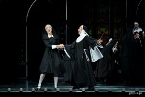 Zdjęcie z pr&oacute;by medialnej spektaklu &bdquo;Zakonnica w przebraniu&rdquo; w Teatrze Muzycznym w Gdyni. Julia Duchniewicz jako siostra Maria Robert (po lewej) oraz Karolina Merda jako Deloris Van Cartier 