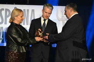 „Bursztynowa Kaczka” trafiła do Uniwersytetu Morskiego w Gdyni. Na zdj. m.in. Arkadiusz Marchewka, sekretarz stanu w Ministerstwie Infrastruktury i Adam Weintrit, rektor Uniwersytetu Morskiego w Gdyni