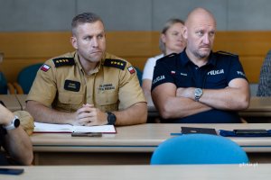 Wczoraj w sali 105 Urzędu Miasta Gdyni prezydent Aleksandra Kosiorek, naczelnik Wydziału Zarządzania Kryzysowego Robert Ronduda i sekretarz miasta Łukasz Kobus spotkali się z przedstawicielami służb i instytucji odpowiedzialnych za bezpieczeństwo. Rozmowy dotyczyły opracowania w ciągu miesiąca wkładów do Pomorskiego Planu Ewakuacji i Ochrony Ludności. (fot. Natalia Kawalerowicz)