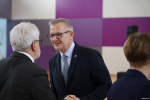 Rozmawiają Wiesław Kosakowski, dyrektor III LO i  i Andrzej Barczak, były dyrektor SP nr 18