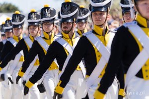 Przemarsz podchorążych Akademii Marynarki Wojennej w strojach historycznych