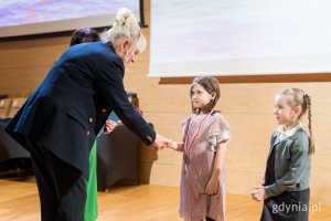 Nagrody laureatom wręcza Iwona Tanewska, naczelniczka Wydziału Edukacji