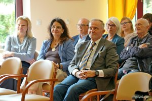 Uczestnicy uroczystości z okazji 91. urodzin Przemysława Dyakowskiego. Wśr&oacute;d nich m.in: były prezydent Gdyni Wojciech Szczurek, radna miasta Joanna Zielińska czy Lilianna Szewczuk-Putrym &ndash; dyrektor Domu Pomocy Społecznej w Gdyni