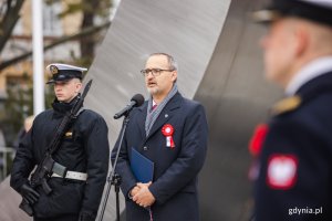 Emil Rojek, wicewojewoda pomorski przed Pomnikiem Polski Morskiej (fot. Karol Stańczak)