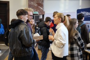 Studenci chętnie rozmawiali z wystawcami. W auli im. T. Meissnera, mogli spotkać się z 16 wystawcami