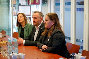 Od prawej: prezydent Gdyni Aleksandra Kosiorek, wiceprezydent Tomasz Augustyniak i Justyna Patyk &ndash; zastępca naczelnika Wydziału Polityki Gospodarczej Urzędu Miasta Gdyni podczas spotkania z przedstawicielami firmy Łączpol 