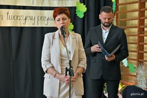 Anna Pączek, dyrektorka Szkoła Podstawowej nr 26 w Gdyni, przemawiająca podczas uroczystości z okazji 65-lecia Szkoły Podstawowej nr 26 w Gdyni
