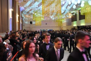Archiwalne zdjęcia z balów studniówkowych organizowanych w budynku III LO w Gdyni, fot. archiwum szkolne