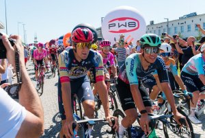 Peleton podczas startu 83. Tour de Pologne 