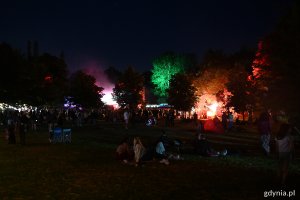 Rozświetlony park Kolibki podczas Globaltiki 