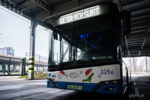 Przyozdobiony świątecznie trolejbus, który będzie przez najbliższe dni woził pasażerów na liniach ZKM Gdynia (fot. Kamil Złoch)