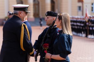 Rektor-komendant Akademii Marynarki Wojennej kadm. prof. dr hab. Tomasz Szubrycht gratulujący wyr&oacute;żnionym podchorążym oraz ich rodzinom 