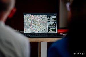 Na ekranie laptopa wyświetlona jest mapa z proponowanym układem komunikacyjnym omawianym podczas spotkania dotyczącego projektu planu miejscowego
