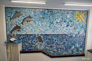 Mozaika z 2023 roku na jednej ze ścian Specjalistycznej Przychodni Lekarskiej &bdquo;Śr&oacute;dmieście&rdquo;