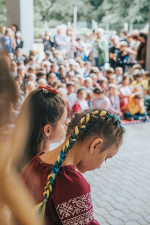 Dziewczynka z warkoczem żółto-niebieskim