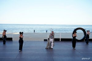 Zdjęcie z pr&oacute;by medialnej spektaklu &bdquo;Batory. Transatlantyckie love story&rdquo; na Scenie Letniej Teatru Miejskiego w Gdyni. Scena zbiorowa