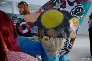 Motywy nawiązujące do morza i Gdyni namalowane na rzeźbie konia