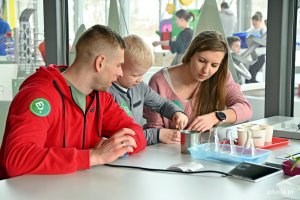 Uczestnicy warsztatów w Centrum Nauki Experyment podczas wykonywania jednego z zadań 