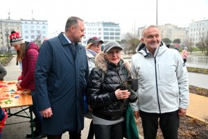 Na zdj. m.in. wiceprezydent Gdyni Marek Łucyk, mieszkanka Gdyni i gospodarz miasta, Wojciech Szczurek. Fot. Zygmunt Gołąb 