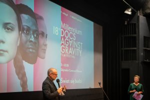 W gali wręczenia nagród dla najlepszych filmów 18. Millennium Docs Against Gravity wziął udział wiceprezydent Gdyni Michał Guć. Po prawej stronie: Magdalena Jacoń z Gdyńskiego Centrum Filmowego // fot. Anna Rezulak