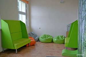 Siedziska w strefie &bdquo;Chill out&rdquo; w Szkole Podstawowej nr 18