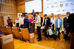 Zenon Roda gratuluje finaliście Konkursu Wiedzy o Gdyni / fot. Uniwersytet WSB Merito Gdynia