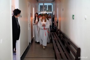 Na zdjęciu uczniowie w orszaku św. Łucji